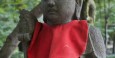 Buddha mit rotem Lätzchen