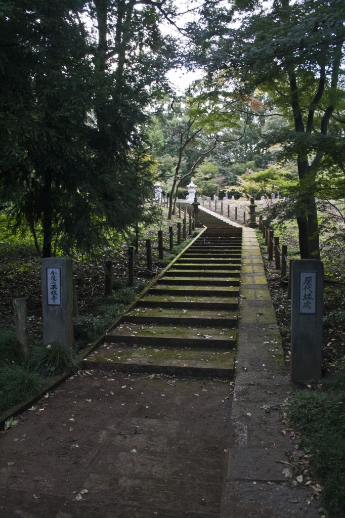 Treppe zu einem der vielen Privatfriedhöfen der Familie Matsudaira