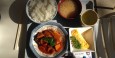 klassische Mahlzeit mit Reis, Misosuppe, Grüntee, Gemüse in Tomatensoße mit Fleischbällchen und ein Omelett 