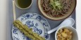 Suppe mit Sobanudeln, Fischtempura und ein Kartoffel-Krautsalat